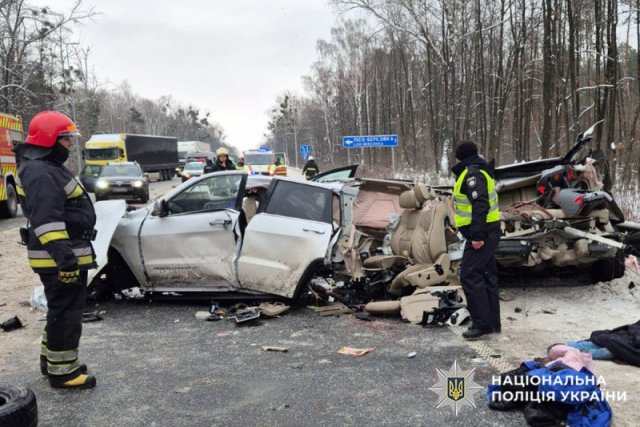 Херсонець за кермом Jeep зіткнувся з автовозом на Хмельниччині : загинули чоловік і його 7-річний син, є постраждалі
