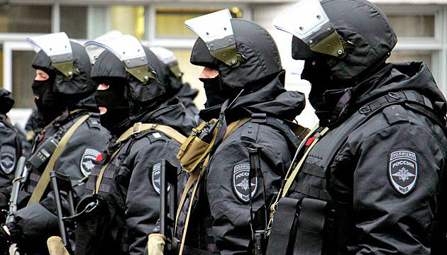 Російські силовики проводять чергові обшуки в Генічеську