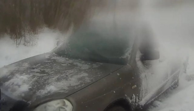 На Херсонщині поліцейські евакуювали водія, який потрапив у сніговий замет