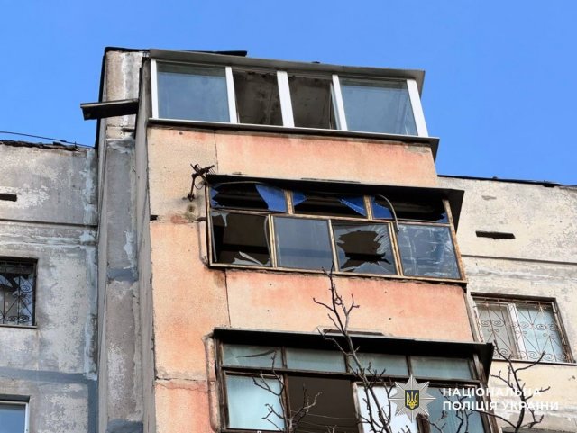 На Херсонщині в результаті російських обстрілів поранено чотирьох людей, пошкоджено багатоповерхівки, – поліція