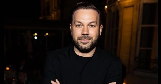 Андре Тан показав знищений вщент його магазин в Херсоні після влучання ворожого "прильоту"