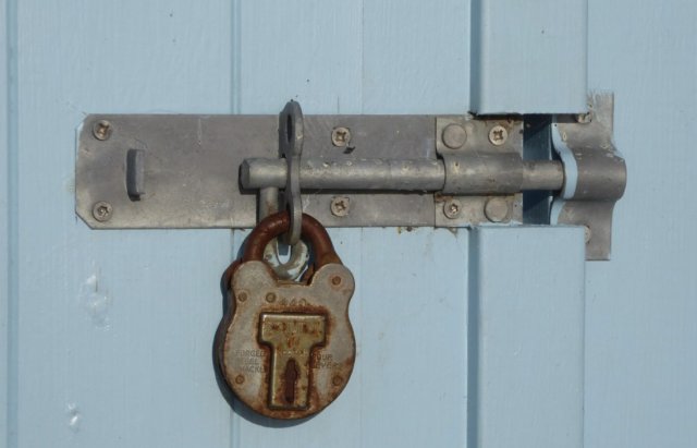 Доступ до укриття: у Херсоні проводять рейди по сховищах і демонтують замки