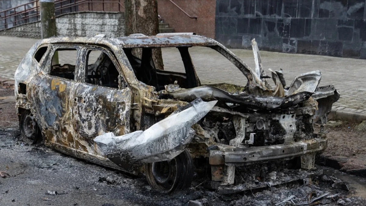 Який вигляд має автівка поліції після дронової атаки російських військ у Херсоні. ФОТО