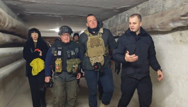 Говард Баффет відвідав Херсон - побував у підземній лікарні та на дитячому святі