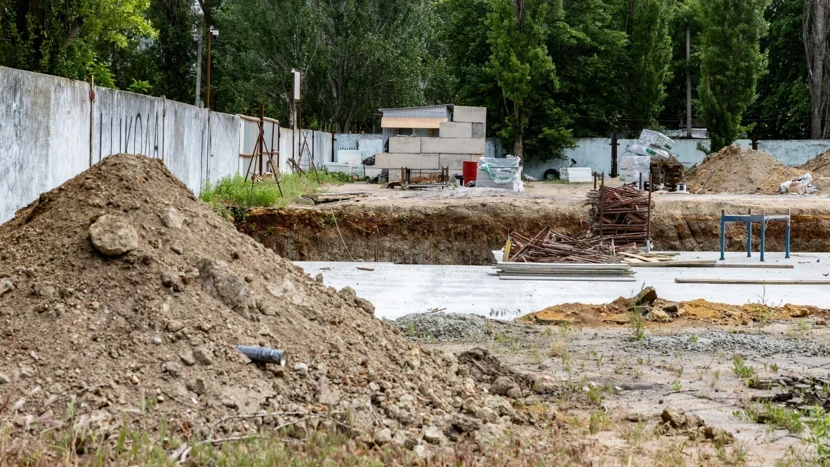 Фундамент тонший на 160 мм. Які порушення виявили на будівництві «підземних шкіл» у Херсоні