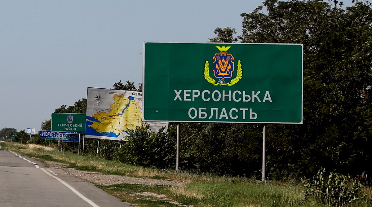 Через дефіцит робочої сили жінок на ТОТ Херсонщини спрямовують на фізично важку працю