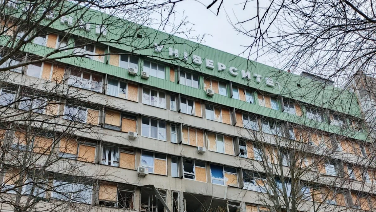 Внаслідок обстрілу російських військ пошкоджений корпус Херсонського державного університету. ФОТО