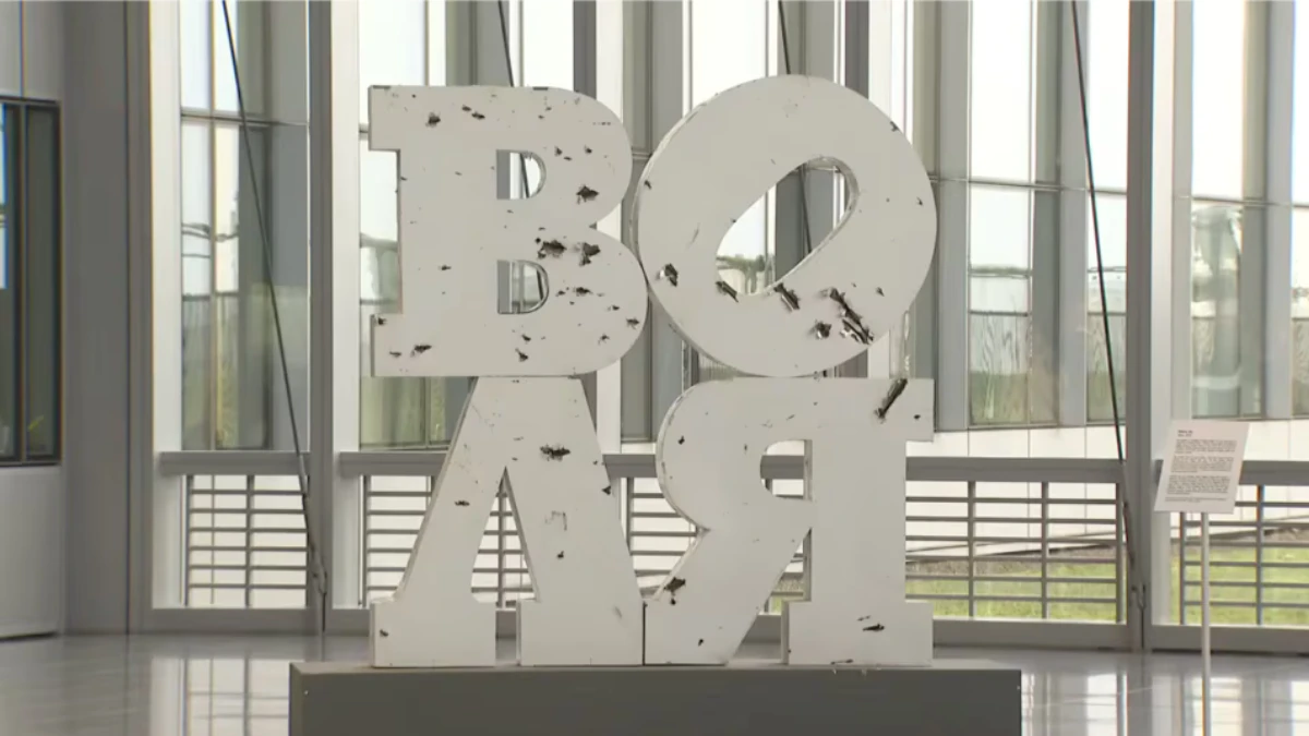 У штаб-квартирі НАТО розмістили слово, викладене з обстріляних літер назви села на Херсонщині