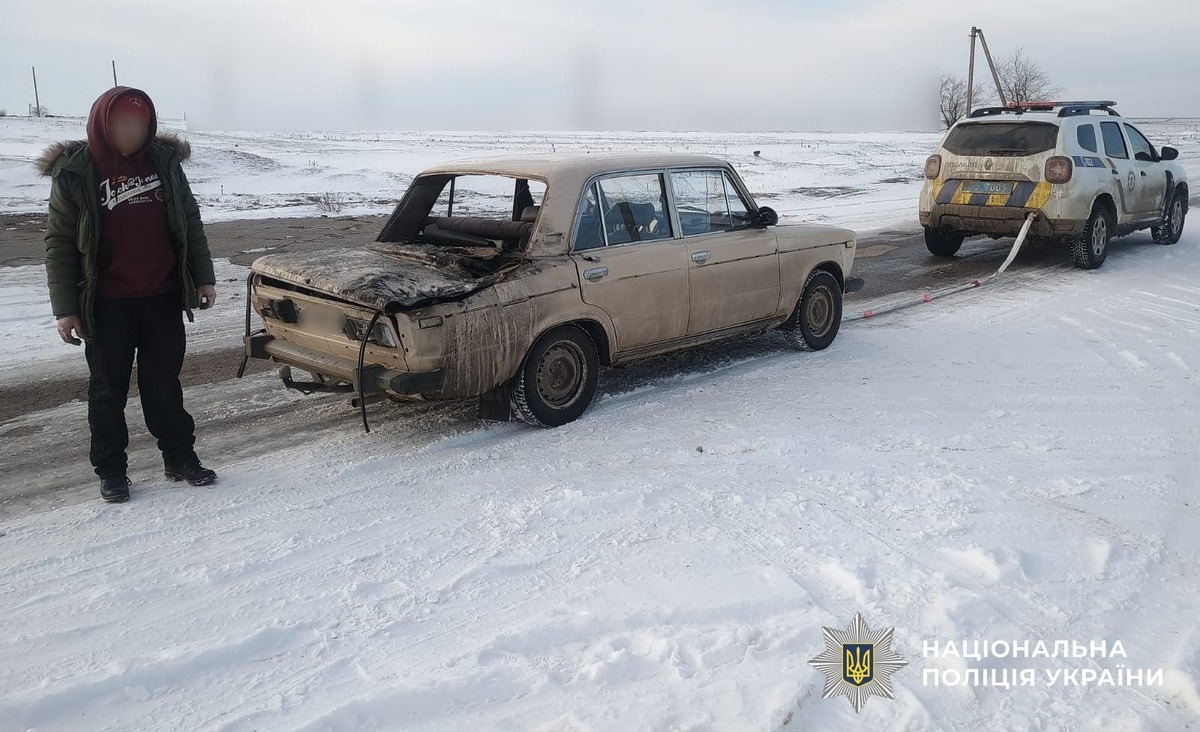 У селі на Херсонщині російський дрон вдарив по авто (фото)