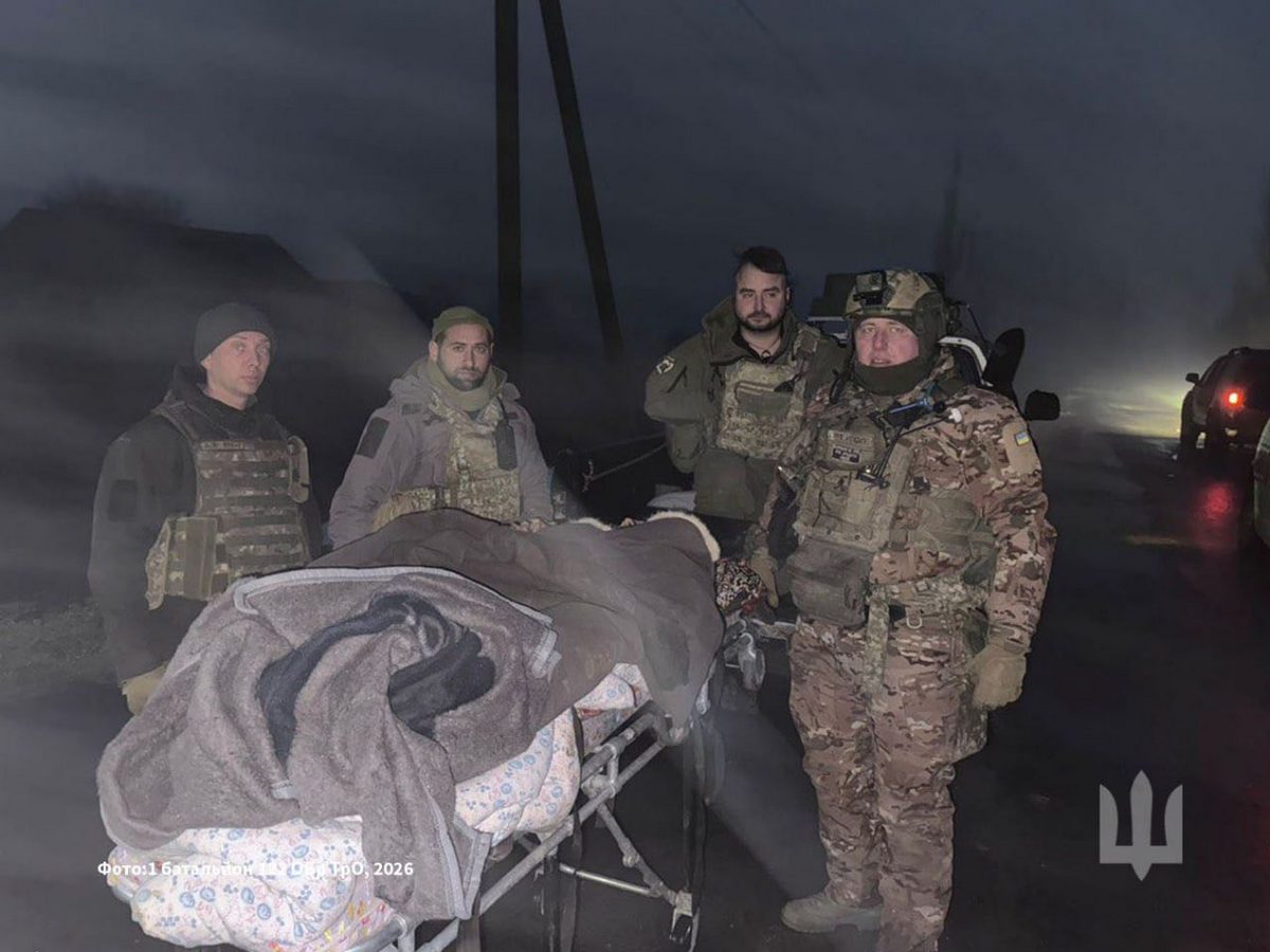 Складна евакуація важкохворої жінки із зони бойових дій у Бериславському районі