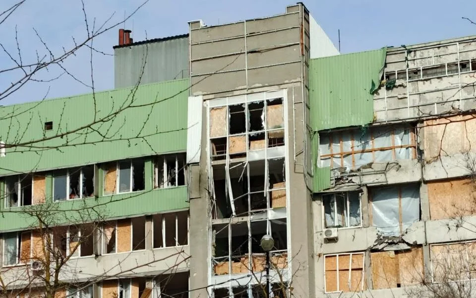 Армія РФ вчергове вдарила дронами по будівлях ХДУ у Херсоні (фото)