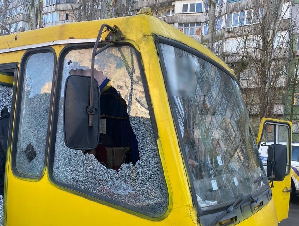 У Херсоні ворог вдарив по маршрутному таксі: водій у лікарні