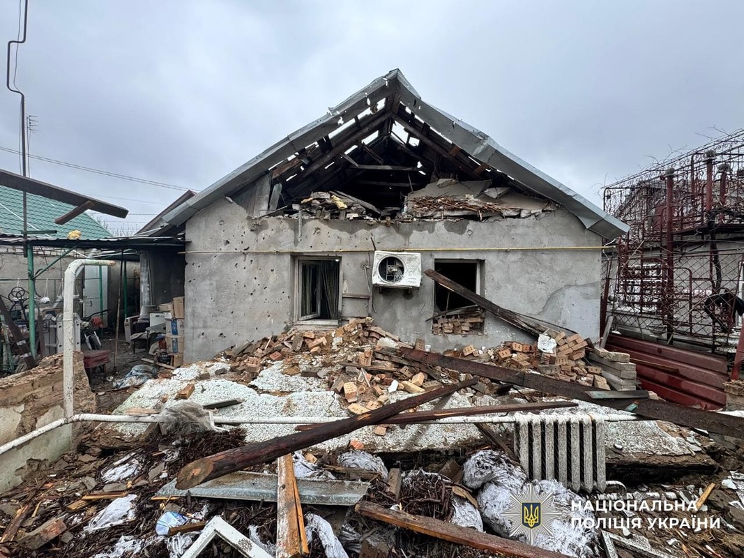 Пошкоджено 3 багатоквартирні та 10 приватних будинків: наслідки ворожих ударів по Херсонщині (фото)