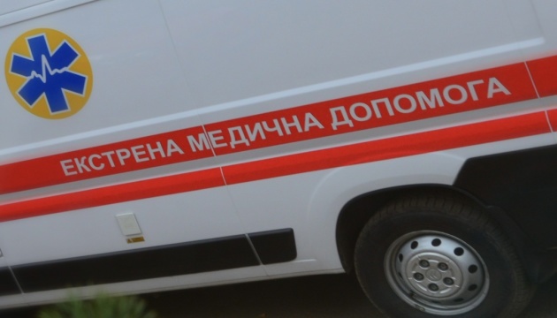 Росіяни скинули вибухівку з дрона на лікарню у Херсоні: постраждав юнак, який лагодив дах