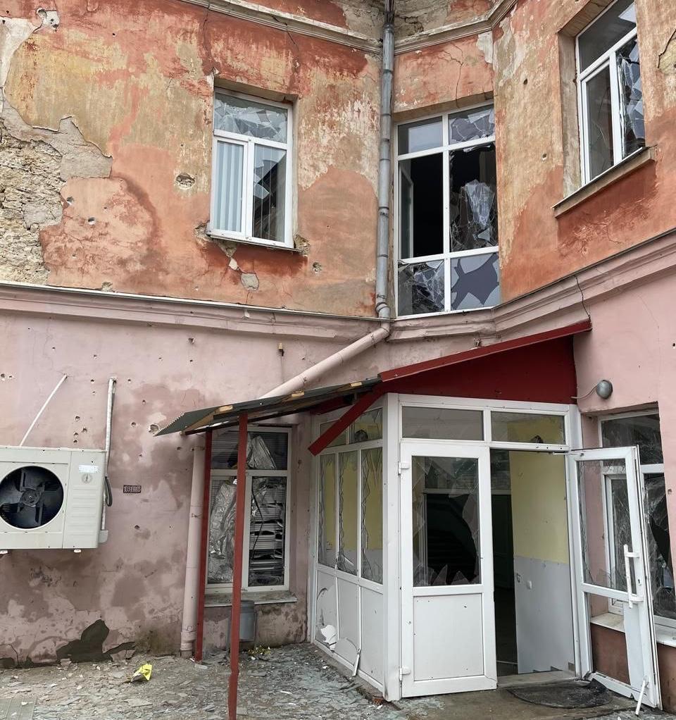 окупанти обстріляли лікарню у Херсоні