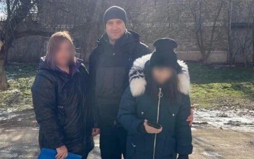 Залишають дім вдруге: із передмістя Херсона евакуювали матір з дитиною