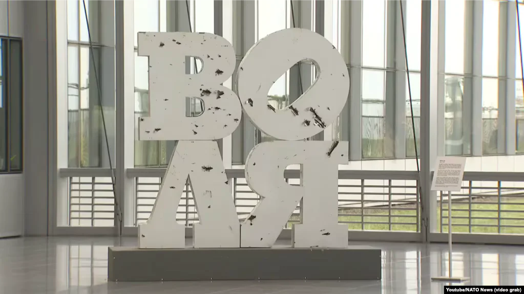 У штаб-квартирі НАТО розмістили обстріляні літери «Воля» з деокупованої Херсонщини