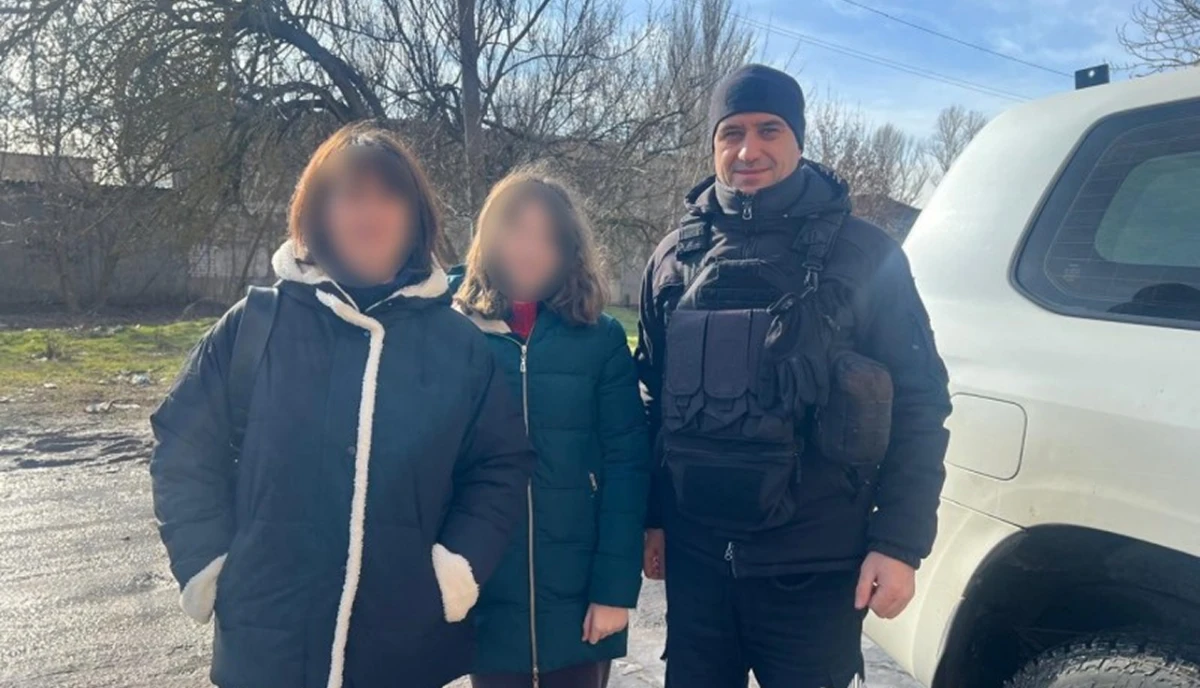 Із прифронтового селища Херсонської громади евакуювали матір із 12-річною донькою