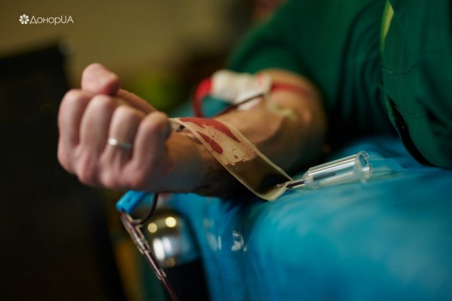 Херсонців просять здати кров для хлопця, який постраждав під час удару по маршрутці