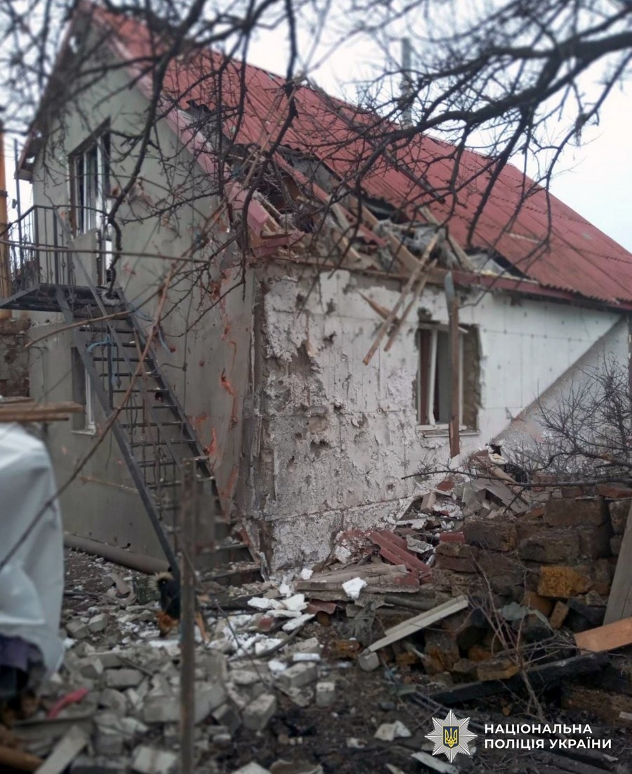 пошкоджений обстрілом будинок