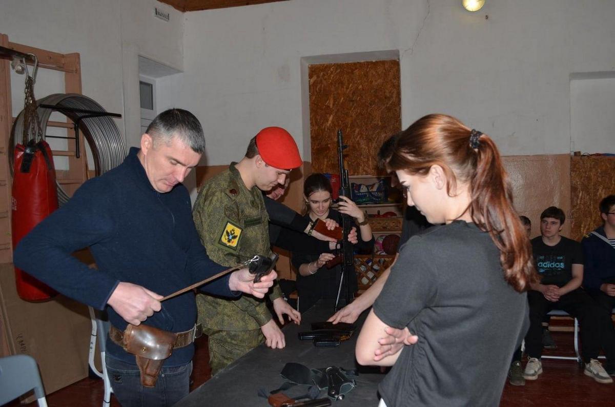 Навчають стріляти та керувати БпЛА: на ТОТ Херсонщини окупанти посилюють мілітаризацію дітей