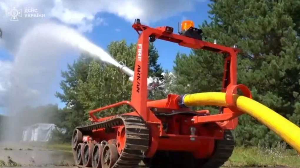 На Херсонщині рятувальники тестують роботизований комплекс для гасіння пожеж (відео)
