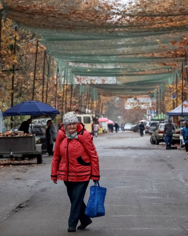 Це не лише про виживання: українське прифронтове місто, де життя триває під захисними сітками