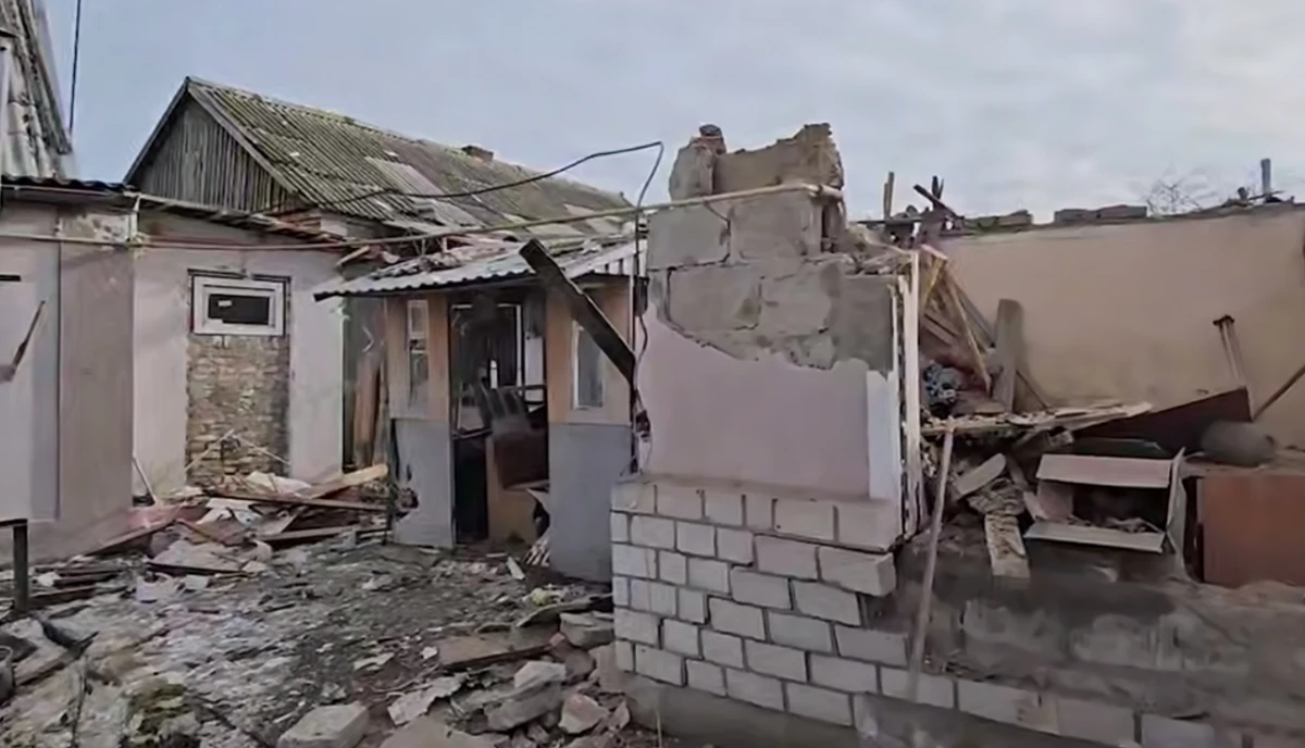 Російські війська обстріляли Корабельний район Херсона. Пошкоджено житлові будинки