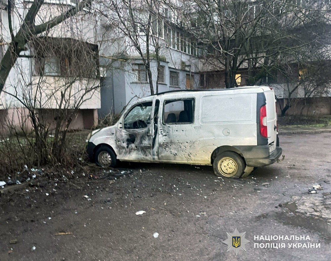 пошкоджений обстрілом автомобіль