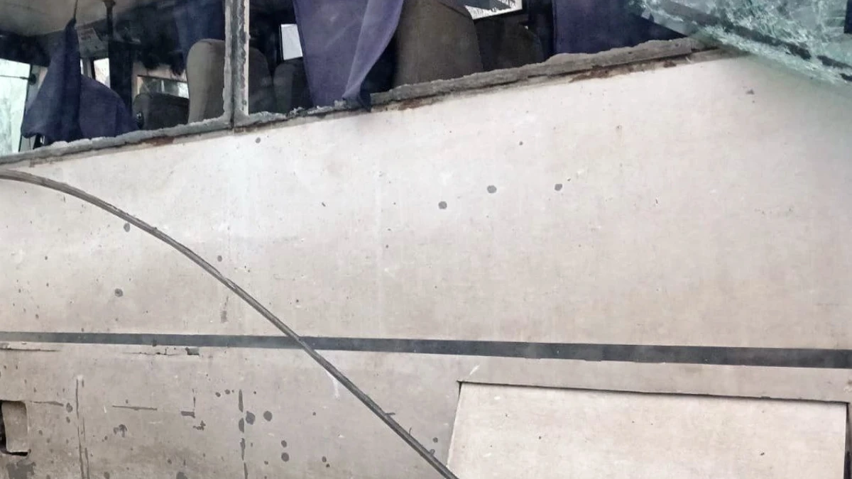 Який вигляд має автобус, пошкоджений внаслідок атаки РФ у Херсоні. ФОТО