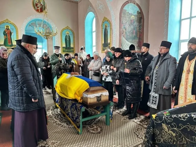 На Хмельниччині попрощалися з військовим з Білозерської громади Олександром Корнієнком