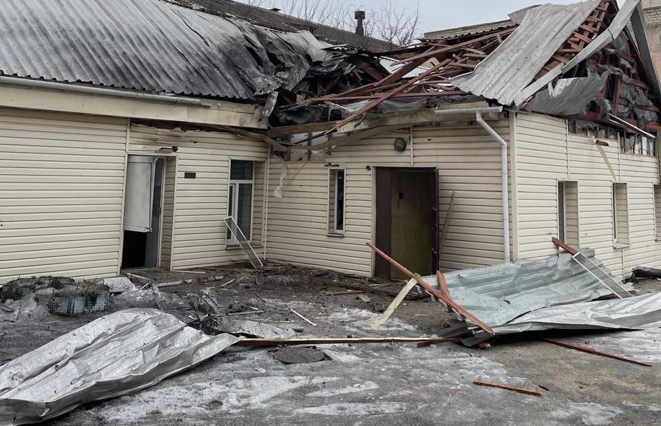 Внаслідок обстрілу Херсона пошкоджено медичний заклад (фото)