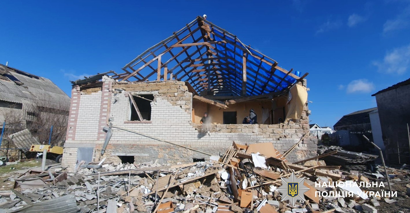 Пошкоджено багатоквартирний та 5 приватних будинків: наслідки ворожих ударів по Херсонщині (фото)
