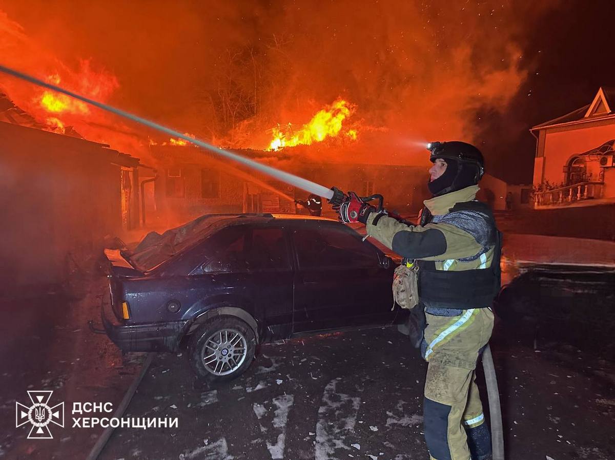 Рашисти масовано обстріляли Херсон з РСЗВ: постраждали 6 містян