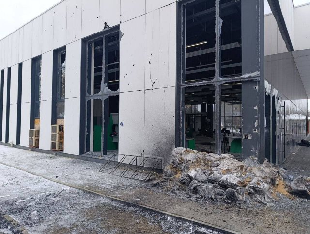 У Новій Каховці під час обстрілу ЦНАПу загинули люди (фото)