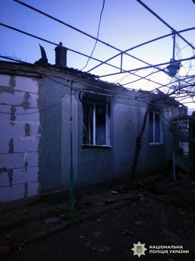 пошкоджений обстрілом будинок