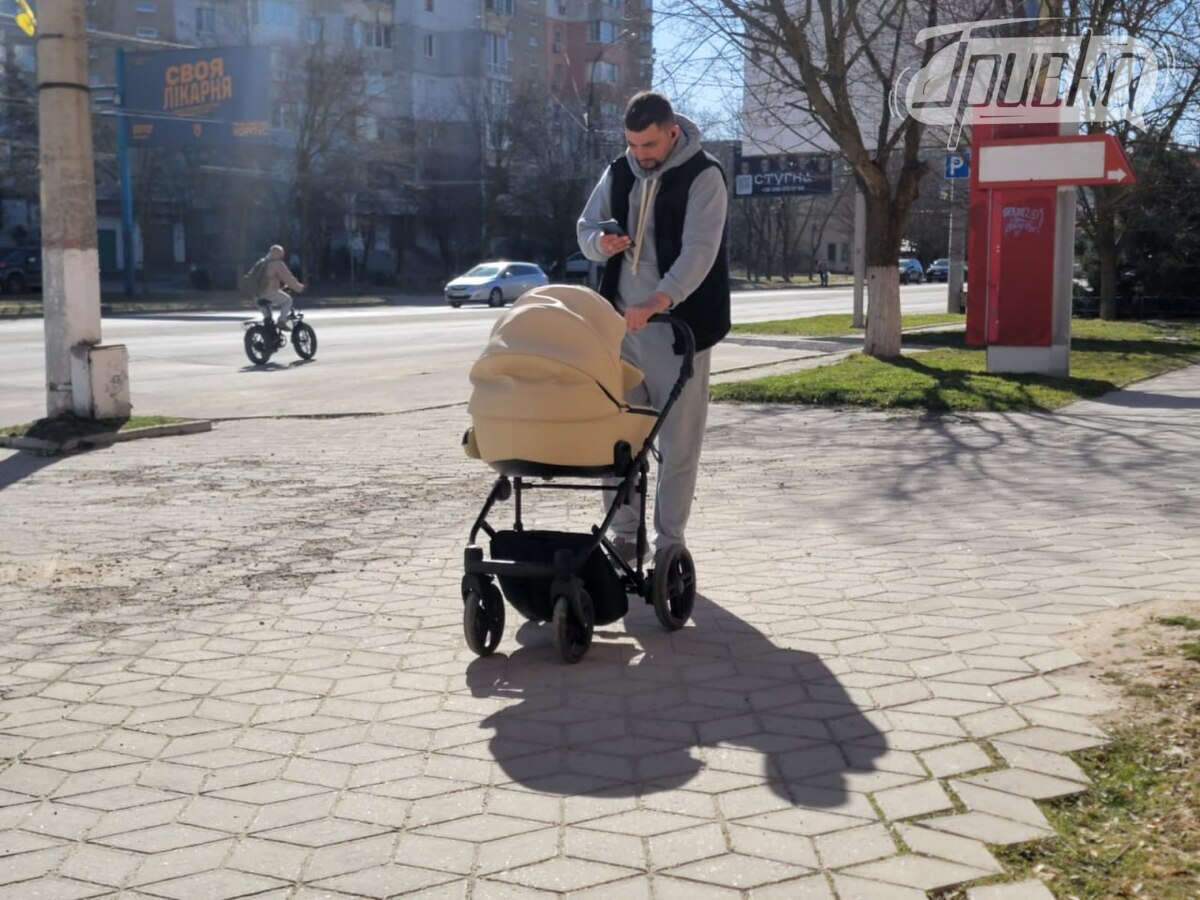 херсонці відпочивають на вулиці