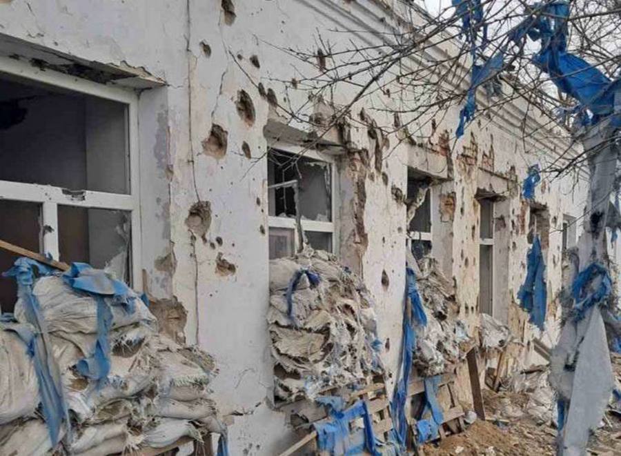 Окупанти обстріляли один із закладів охорони здоровʼя в Білозерці (фото)