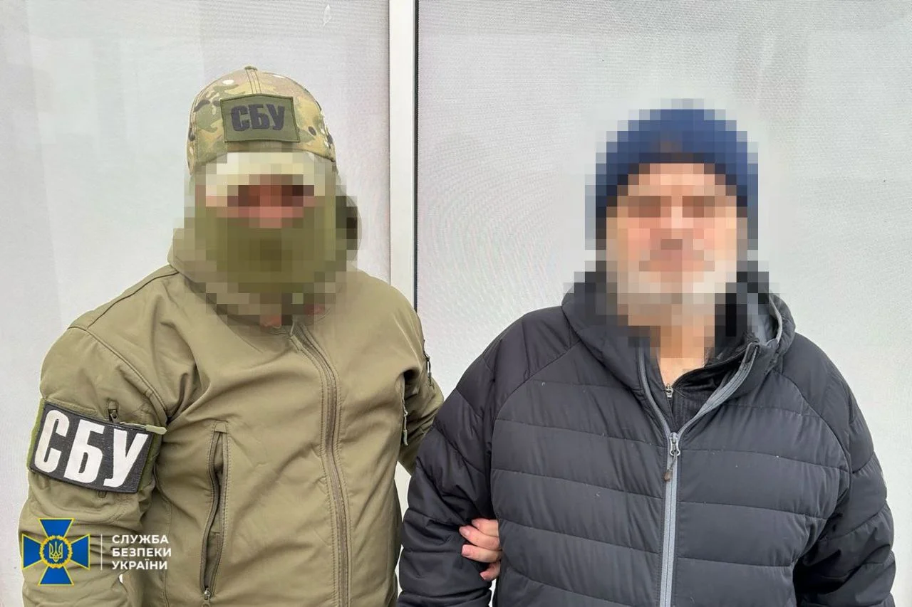 СБУ викрила подружжя, яке коригувало атаки РФ по Херсону та закликало до захоплення міста