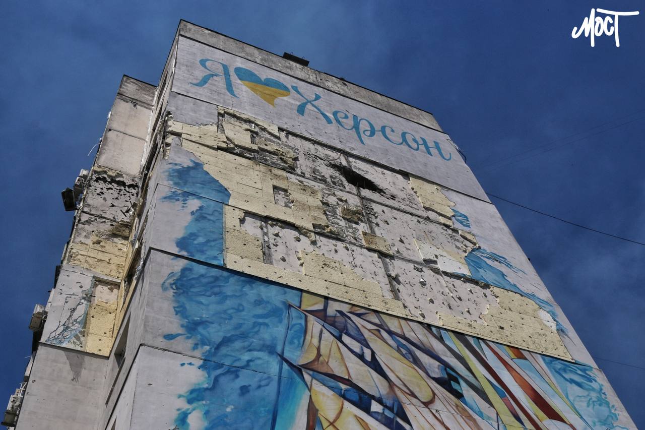 Зранку військові РФ ударили по середмістю Херсона: пошкоджена адмінбудівля