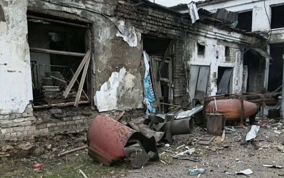 Росіяни скинули вибухівку на КП у Херсоні (фото)