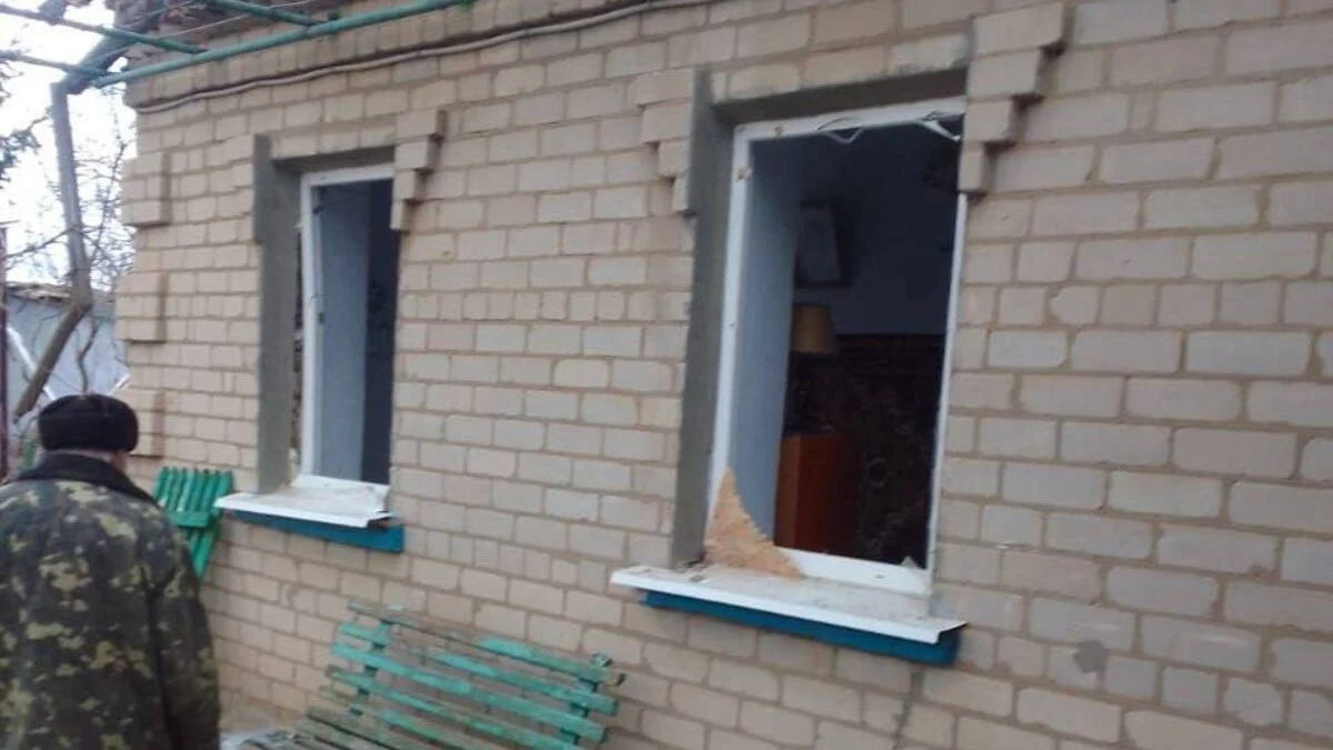 У передмісті Херсона російський безпілотник влучив у будинок, поранена людина. ФОТО