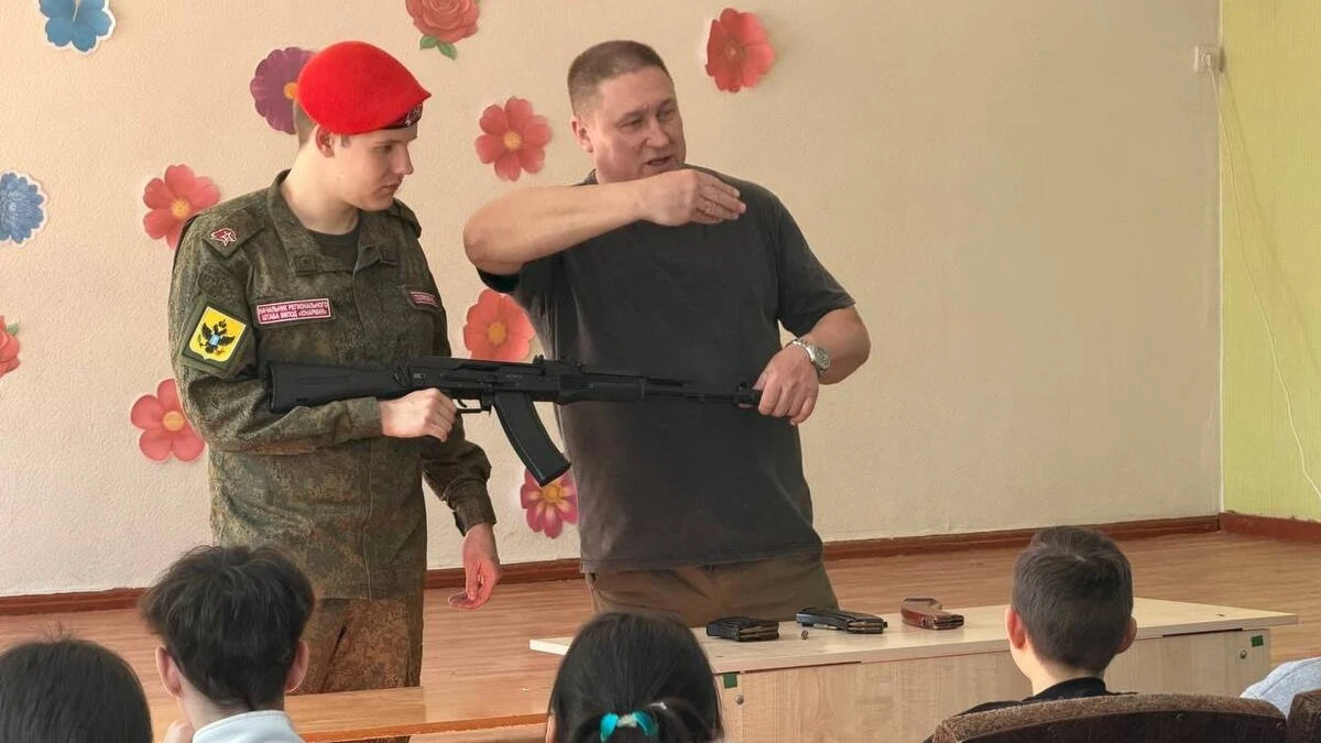 На окупованій території Херсонщини дітей вчили збирати автомат