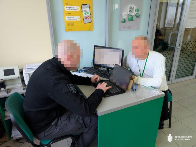 За гроші міняли водійські посвідчення без присутності власників: ДБР викрило схему у сервісному центрі на Херсонщині
