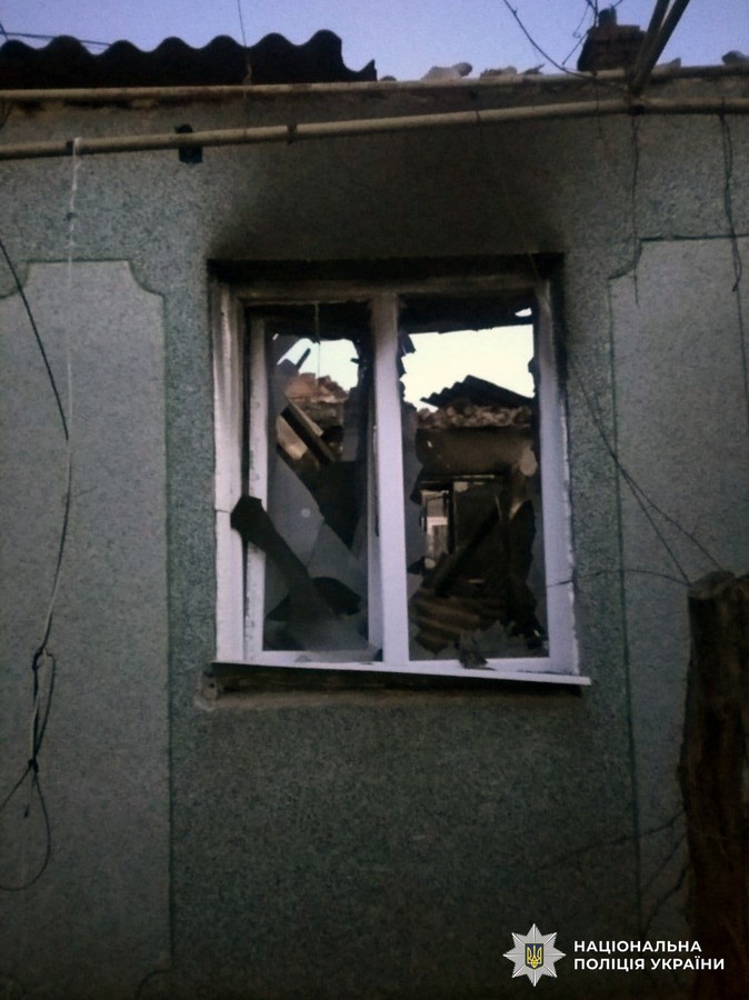 пошкоджений обстрілом будинок