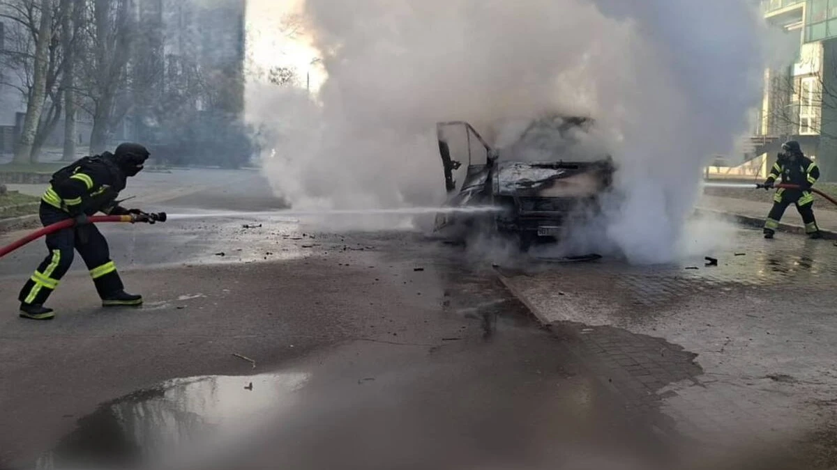 У Херсоні внаслідок російських атак горіли багатоповерхівка та мікроавтобус. ФОТО