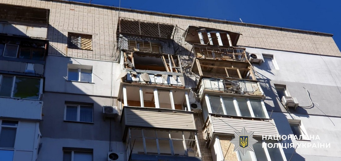 пошкоджений обстрілом будинок