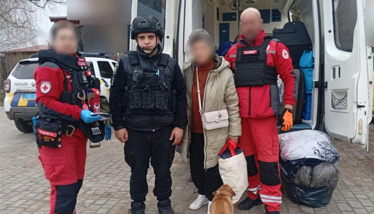 Поліцейські евакуювали подружжя з Херсонщини, яке вдруге втратило дім через обстріли