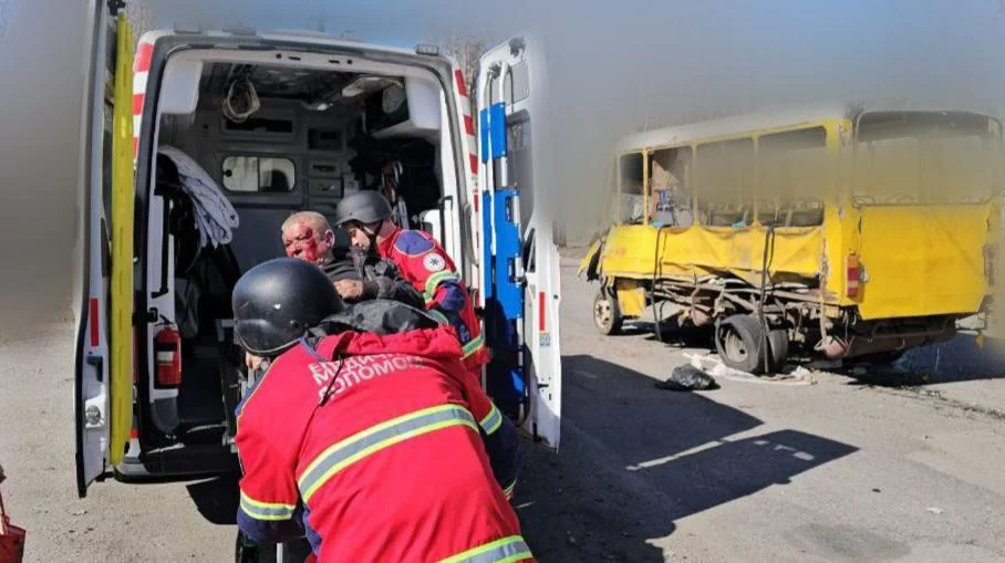 Росіяни атакували маршрутку в Херсоні: щонайменше вісім людей поранено