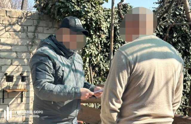 Закупівля дров для військових із переплатою: ДБР повідомило про підозру начальнику КЕВ Херсона